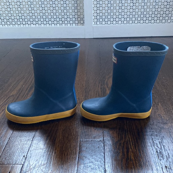 Hunter Kids First Classic Boot 9 Toddler blue with yellow soles - Picture 4 of 9